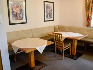 zwei Tische und eine Bank im Wartezimmer in der Unterkunft Apartment Alpenrose - KPL185 by Interhome in Kappl