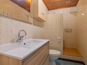 サントマリー・ド・ラメールにあるApartment Le Soleil Camarguais - SMM151 by Interhomeのバスルーム(洗面台、トイレ付)