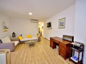 - un salon avec un canapé et une table dans l'établissement Apartment Baba Nevenka - MKA526 by Interhome, à Vrgorac