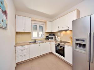 Kuchyň nebo kuchyňský kout v ubytování Apartment Baba Nevenka by Interhome