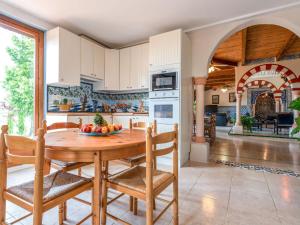 cocina y comedor con mesa de madera y sillas en Holiday Home Les Ecuries by Interhome, en Alet-les-Bains