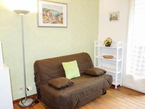 Apartment Les Aigues Marines-19 by Interhome في لا مادراج: غرفة معيشة مع أريكة بنية مع وسادتين