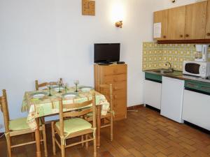 Η κουζίνα ή μικρή κουζίνα στο Apartment Les Aigues Marines-19 by Interhome +10 φωτογραφίες