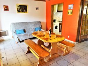 サン・ピエール・ラ・メールにあるHoliday Home Les Colombes by Interhomeのリビングルーム(木製テーブル、ソファ付)