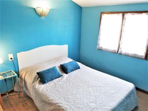 サン・ピエール・ラ・メールにあるHoliday Home Les Colombes by Interhomeの青いベッドルーム(ベッド1台、青い枕2つ付)