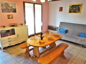サン・ピエール・ラ・メールにあるHoliday Home Les Colombes by Interhomeのリビングルーム(木製テーブル、ソファ付)