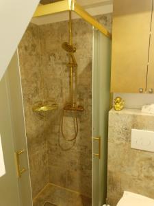 Koupelna v ubytování Domek na Kaszubach, Borowy Młyn, jezioro Gwiazda, sauna, 3