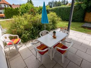 uma mesa e cadeiras com um guarda-sol num pátio em Holiday Home Rheingau by Interhome em Dittishausen