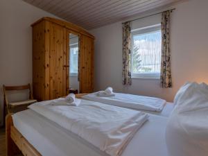 2 Betten in einem Zimmer mit 2 Fenstern in der Unterkunft Holiday Home Saarland by Interhome in Dittishausen