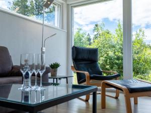 DittishausenにあるHoliday Home Saarland by Interhomeのリビングルーム(ソファ、テーブル、椅子付)