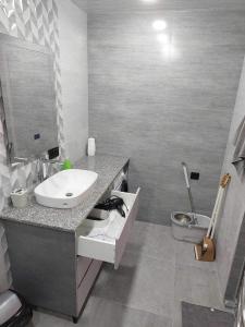y baño con lavabo y aseo. en ZAK Home en Gyumri