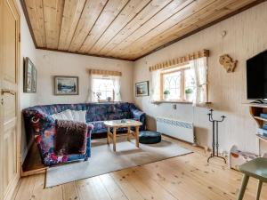 un soggiorno con divano e tavolo di Chalet Fjällnäs - HJD025 by Interhome a Tänndalen