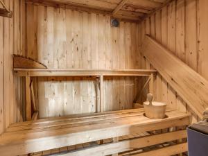 drewniana sauna z drewnianą ławką w obiekcie Chalet Fjällnäs - HJD025 by Interhome w mieście Tänndalen