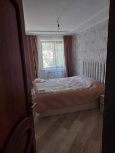 1 dormitorio con cama y ventana en ZAK Home en Gyumri