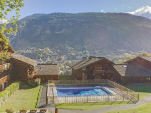 una casa con piscina frente a una montaña en Apartment Les Grets-4 by Interhome en Saint-Gervais-les-Bains