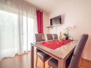 Televízia a/alebo spoločenská miestnosť v ubytovaní Apartment Markulin by Interhome