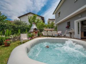Bazén v ubytovaní Apartment Markulin by Interhome alebo v jeho blízkosti