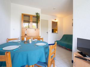 comedor con mesa y mantel azul en Apartment Tahiti by Interhome, en La Grande-Motte