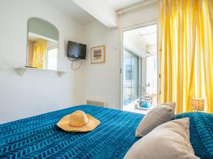 Un pat sau paturi într-o cameră la Apartment Cap Sud-3 by Interhome