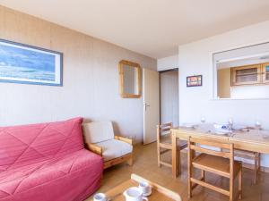 sala de estar con sofá rosa y mesa en Apartment Les Indes Galantes by Interhome, en Cap d'Agde