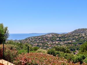 - une vue sur la ville depuis une colline fleurie dans l'établissement Holiday Home Le Cap by Interhome, à Cavalaire-sur-Mer