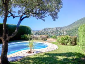 - une piscine dans une cour avec un arbre dans l'établissement Holiday Home Le Cap by Interhome, à Cavalaire-sur-Mer