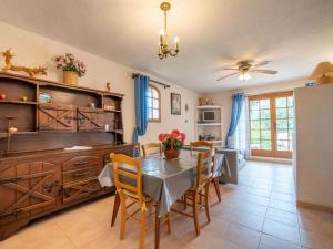 - une cuisine et une salle à manger avec une table et des chaises dans l'établissement Apartment Valao Verde by Interhome, à Cavalaire-sur-Mer