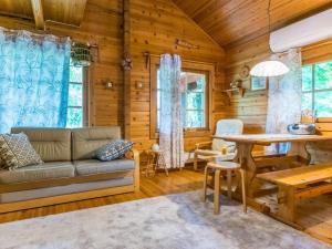 salon z kanapą i stołem w obiekcie Holiday Home Tuomola by Interhome w mieście Lappajärvi