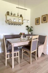 mesa de comedor con 2 sillas y mesa y comedor en Apartment Schwarzwaldblick-14 by Interhome, en Schonach