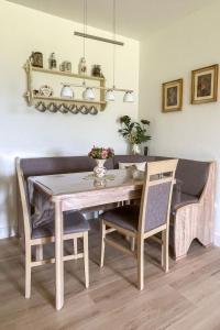 uma mesa de jantar com duas cadeiras e uma mesa e uma sala de jantar em Apartment Schwarzwaldblick-14 by Interhome em Schonach