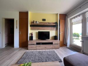 sala de estar con TV de pantalla plana en Apartment Schwarzwaldblick-14 by Interhome, en Schonach