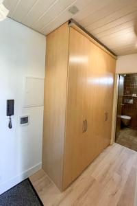 una gran puerta de madera en una habitación en Apartment Schwarzwaldblick-14 by Interhome, en Schonach