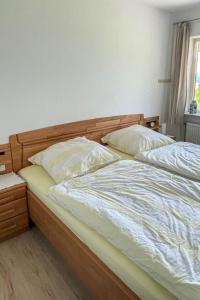 1 dormitorio con 2 almohadas en Apartment Schwarzwaldblick-14 by Interhome, en Schonach