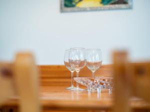 zwei Weingläser auf dem Tisch in der Unterkunft Holiday Home Vergissmeinnicht by Interhome in Dittishausen