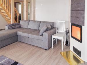 ein Wohnzimmer mit Sofa und Fernseher in der Unterkunft Holiday Home Nesterin helmi by Interhome in Eno