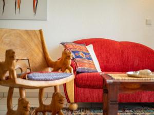 uma sala de estar com um sofá vermelho e animais de brincar em Apartment F 32 by Interhome em Dittishausen