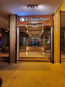 una entrada a un centro comercial con un cartel de hotel en El Oumnia Puerto & Spa, en Tánger