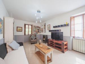 ein Wohnzimmer mit einem Sofa und einem Tisch in der Unterkunft Holiday Home La Grande Aia by Interhome in Seravezza