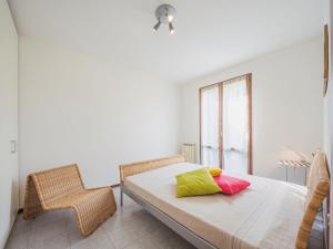 une chambre avec un lit avec deux chaises et une fenêtre dans l'établissement Apartment Villaggio 5 Terre-4 by Interhome, à Soviore