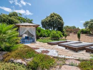 patio trasero con cenador y patio en Villa Essenthia by Interhome, en Alghero