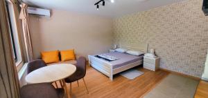 een kleine kamer met een bed en een tafel bij GuestRoom KOKO in Mtskheta