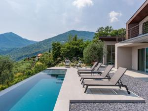 una fila de tumbonas junto a una piscina en Villa Villa Gau' by Interhome, en Riva di Solto