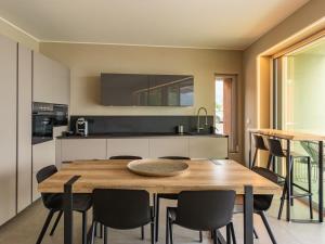 Una cocina con una mesa de madera y sillas negras. en Villa Villa Gau' by Interhome, en Riva di Solto 84 fotos más