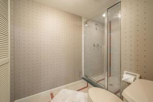 een badkamer met een douche en een toilet bij Reel relaxing across from River in Huge 24 foot Swim Spa in Tampa
