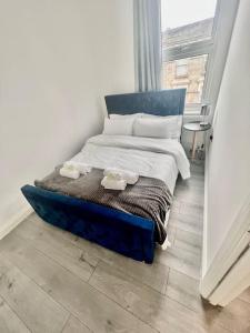 Una cama en una habitación con dos platos. en Flat 3 Battersea Park Rd, 2 bedroom, 1 Bathroom flat, en Londres