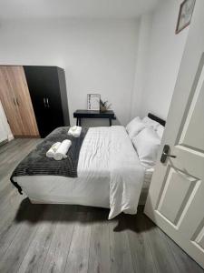 Cama o camas de una habitación en Flat 3 Battersea Park Rd, 2 bedroom, 1 Bathroom flat