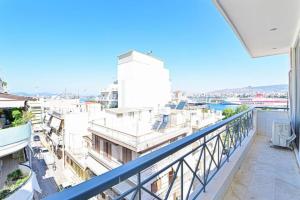 Cozy apartment located on Piraeus Port area-(SPETS_D1) في بيرايوس: منظر من الشرفة على مبنى