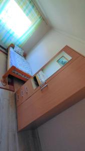 Posteľ alebo postele v izbe v ubytovaní Imádni Való Sarokkádas Apartman Salgótarján belvárosában
