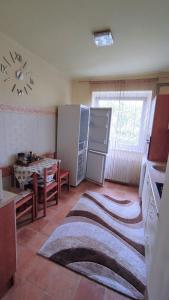 Kuchyňa alebo kuchynka v ubytovaní Imádni Való Sarokkádas Apartman Salgótarján belvárosában