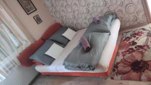 Posteľ alebo postele v izbe v ubytovaní Imádni Való Sarokkádas Apartman Salgótarján belvárosában